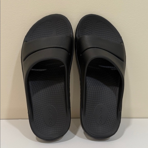 NEW - OOFOS Black Men\'s Sandals (sz Men 9 or Women 11) main image 5